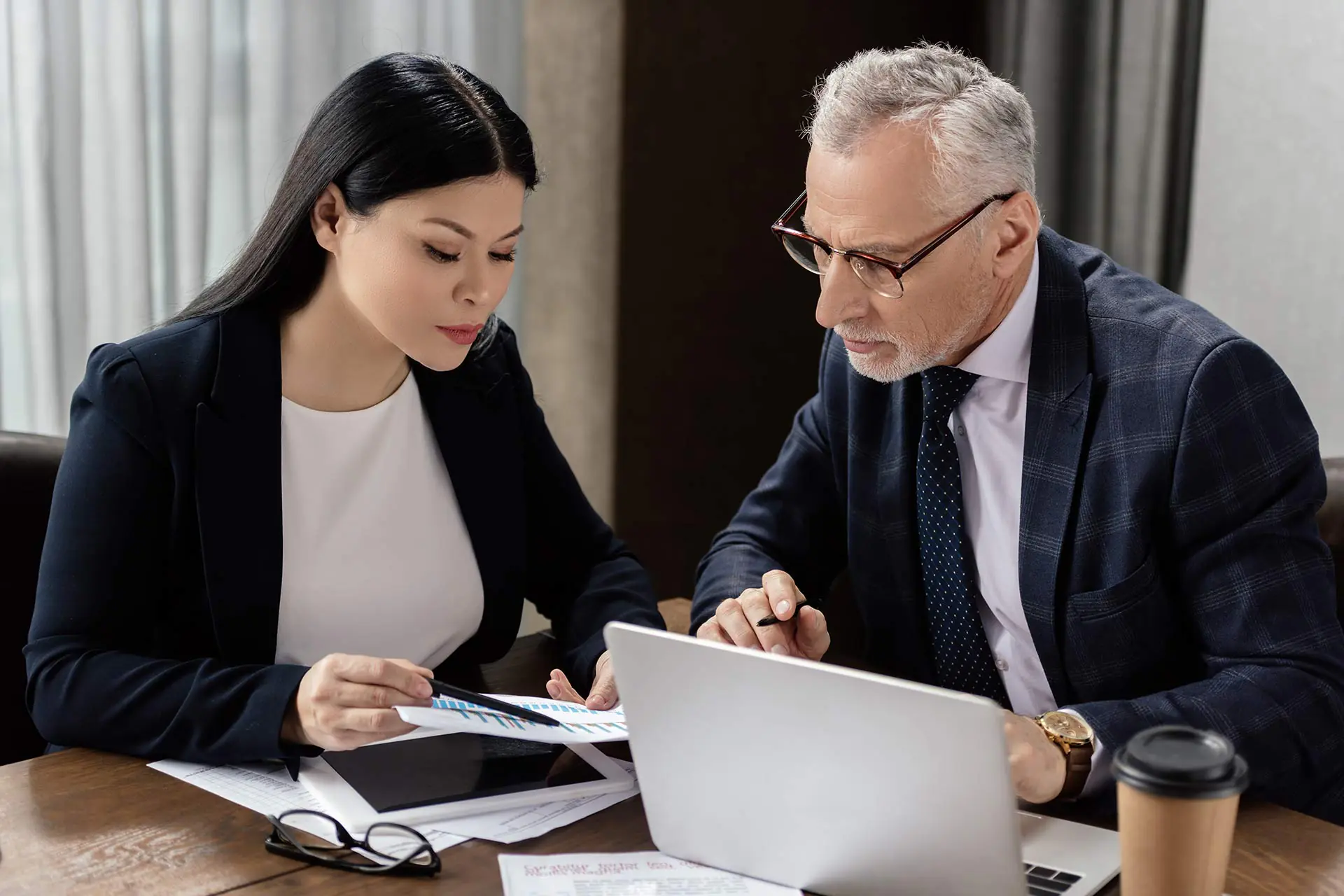 businessman-and-asian-businesswoman-talking-and-lo-2023-11-27-05-14-36-U9YJQM9
