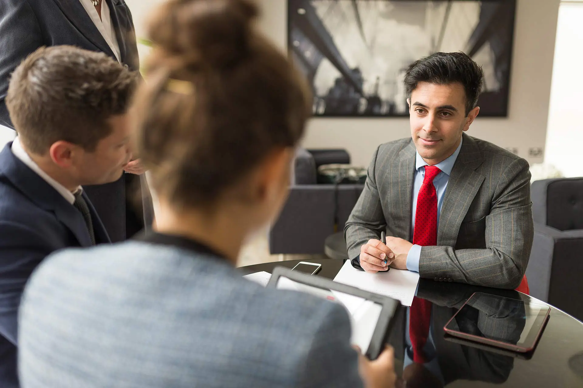 businessman-and-women-having-discussion-in-boardro-2024-06-24-18-23-50-AZXMCPD